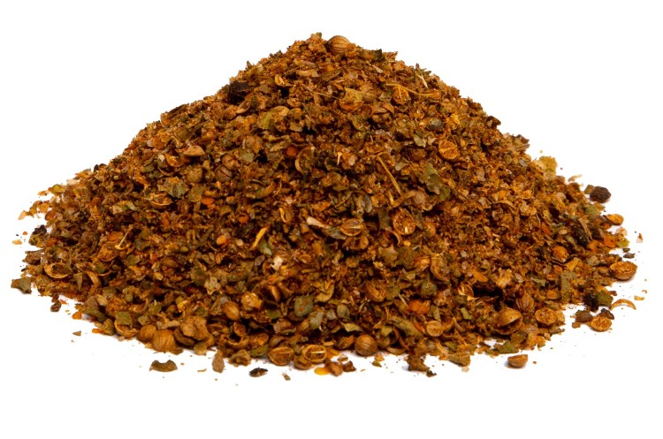 Przyprawa grillowa to wyjątkowo zrównoważona mieszanka ziół i przypraw, stworzona z myślą o podkreśleniu smaku dań mięsnych przygotowywanych na ruszcie.