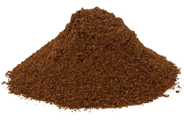 Ziele angielskie mielone to przyprawa, której intensywny, korzenny smak sprawia, że jest idealnym dodatkiem do gulaszy, marynat, pieczeni oraz sosów. Ziele angielskie mielone komponuje się również z potrawami słodkimi, takimi jak ciasta, kompoty czy musy.