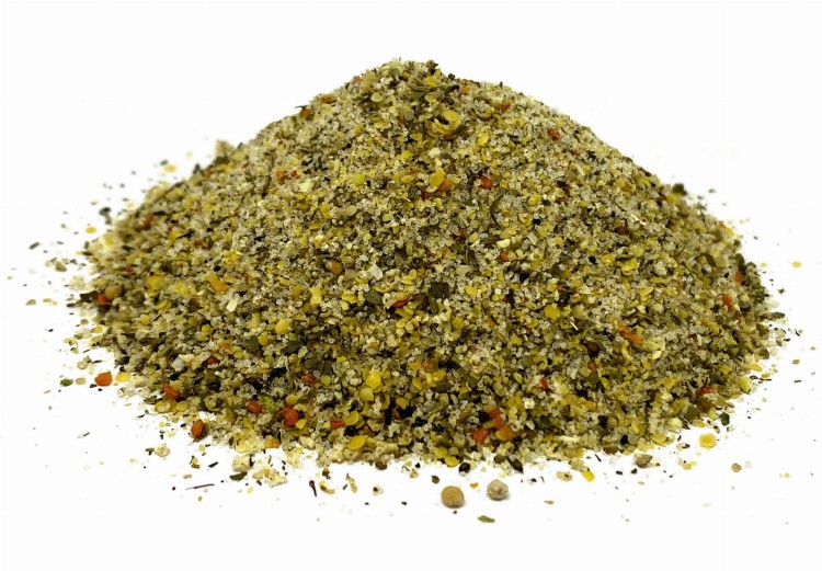 Sól ziołowa staropolska to naturalna mieszanka soli, aromatycznych ziół takich jak bazylia i cząber oraz przypraw. Idealna do mięs, zup, dań, sosów i pieczywa.