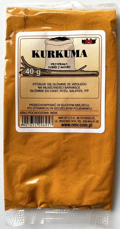 Kurkuma mielona zapakowana w torebkę foliową o gramaturze 40 g  z etykietą zawierającą informacje o produkcie i jego zastosowaniu.