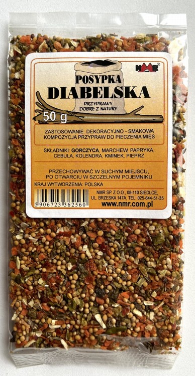 Posypka diabelska zapakowana w torebkę foliową o gramaturze 50 g z etykietą zawierającą informacje o produkcie i jego zastosowaniu.
