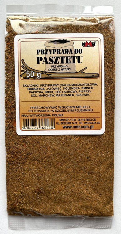 Przyprawa do pasztetu zapakowana w torebkę foliową o gramaturze 50 g z etykietą zawierającą informacje o produkcie i jego zastosowaniu.