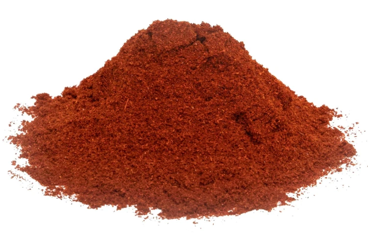 Papryka słodka wędzona to przyprawa, która łączy delikatność słodkiego smaku z intensywnym aromatem wędzenia. Idealna do dań grillowych, mięsa czy marynowania, sosów, zup.