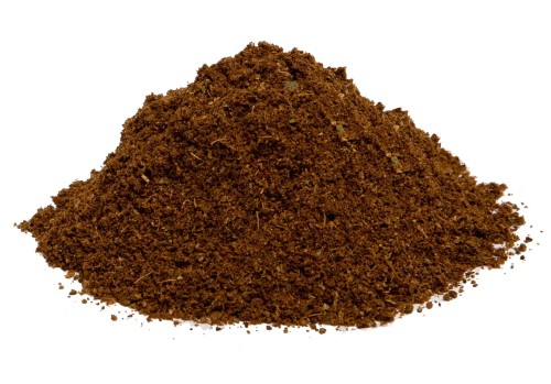 Garam Masala to aromatyczna indyjska mieszanka przypraw z kolendrą, kardamonem, cynamonem i pieprzem. Idealna do mięs, warzyw, ryżu i sosów. 100% naturalna, bez dodatków. Usypana na białym tle prezentując kolor i strukturę przyprawy.