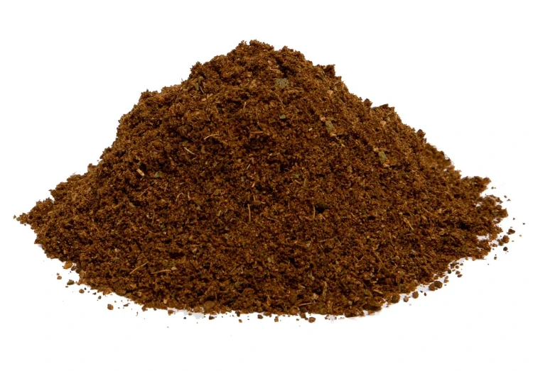 Garam Masala to aromatyczna indyjska mieszanka przypraw z kolendrą, kardamonem, cynamonem i pieprzem. Idealna do mięs, warzyw, ryżu i sosów. 100% naturalna, bez dodatków. Usypana na białym tle prezentując kolor i strukturę przyprawy.