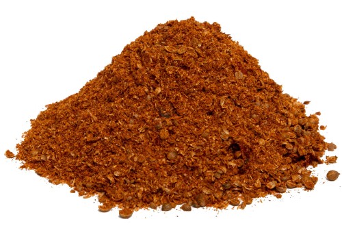 Harissa NMR to pikantna mieszanka przypraw z chilli, czosnkiem i kminem rzymskim. Idealna do mięs, jajek, zup, kuskusu i dipów. 100% naturalna, bez dodatków. Usypana na białym tle prezentując kolor i strukturę przyprawy.