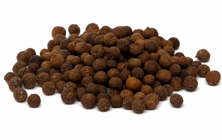 Ziele angielskie, znane również jako pieprz z Jamajki dodaje potrawom wyraźnego aromatu. Idealne w  przygotowywaniu gulaszy, marynat, kiszonek oraz dań mięsnych, gdzie podkreśla charakter mięsa i nadaje potrawie charakterystyczny, ciepły posmak.