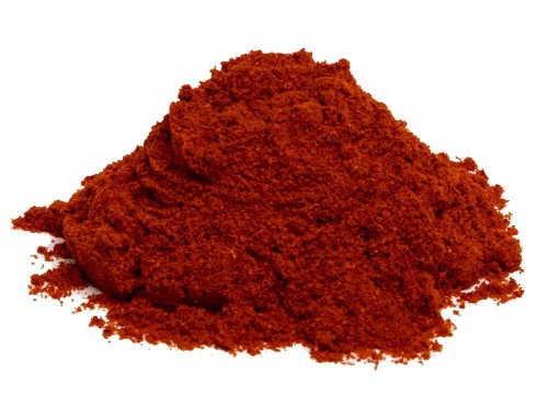 Papryka ostra wędzona to niezwykła przyprawa, która posiada aromat wędzenia.  Produkt ten idealnie komponuje się z daniami mięsnymi, sosami, a także z potrawami kuchni meksykańskiej czy barbecue podkreślając ich smak i nadając lekko dymny posmak.