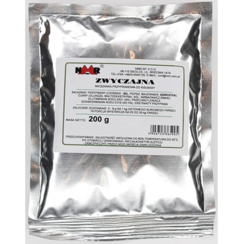 Przyprawa do kiełbasy zwyczajnej zapakowana w torebkę foliową o gramaturze 200 g z etykietą zawierającą informacje o produkcie i jego zastosowaniu.