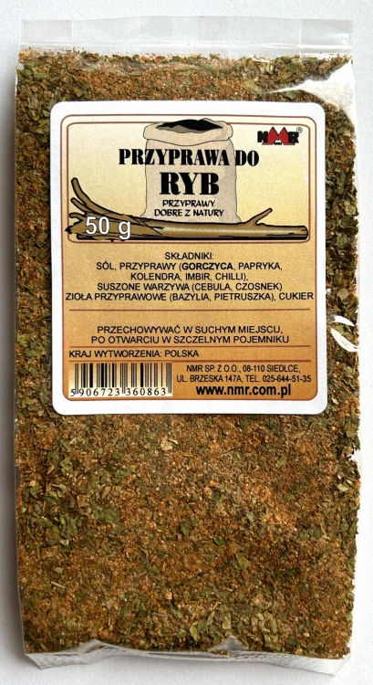 Przyprawa do ryb zapakowana w torebkę foliową o gramaturze 50 g z etykietą zawierającą informacje o produkcie i jego zastosowaniu.