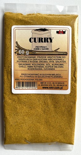 Przyprawa curry zapakowana w torebkę foliową o gramaturze  60g z etykietą zawierającą informacje o produkcie i jego zastosowaniu.