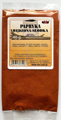 Papryka słodka wędzona to przyprawa, która łączy delikatność słodkiego smaku z intensywnym aromatem wędzenia. Idealna do dań grillowych, mięsa czy marynowania, sosów, zup.  Pakowana w torebki 40 g i słoiki 500 g.