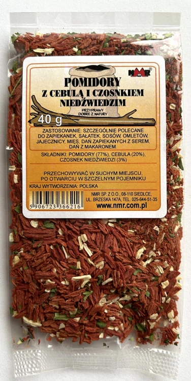 Pomidory z cebulą i czosnkiem niedźwiedzim zapakowane w torebkę foliową o gramaturze 40 g z etykietą zawierającą informacje o produkcie i jego zastosowaniu.