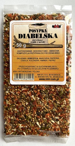 Posypka diabelska zapakowana w torebkę foliową o gramaturze 50 g z etykietą zawierającą informacje o produkcie i jego zastosowaniu.