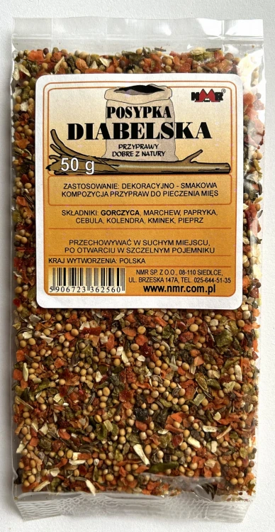 Posypka diabelska zapakowana w torebkę foliową o gramaturze 50 g z etykietą zawierającą informacje o produkcie i jego zastosowaniu.