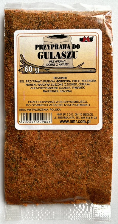 Przyprawa do gulaszu zapakowana w torebkę foliową o gramaturze 60 g z etykietą zawierającą informacje o produkcie i jego zastosowaniu.